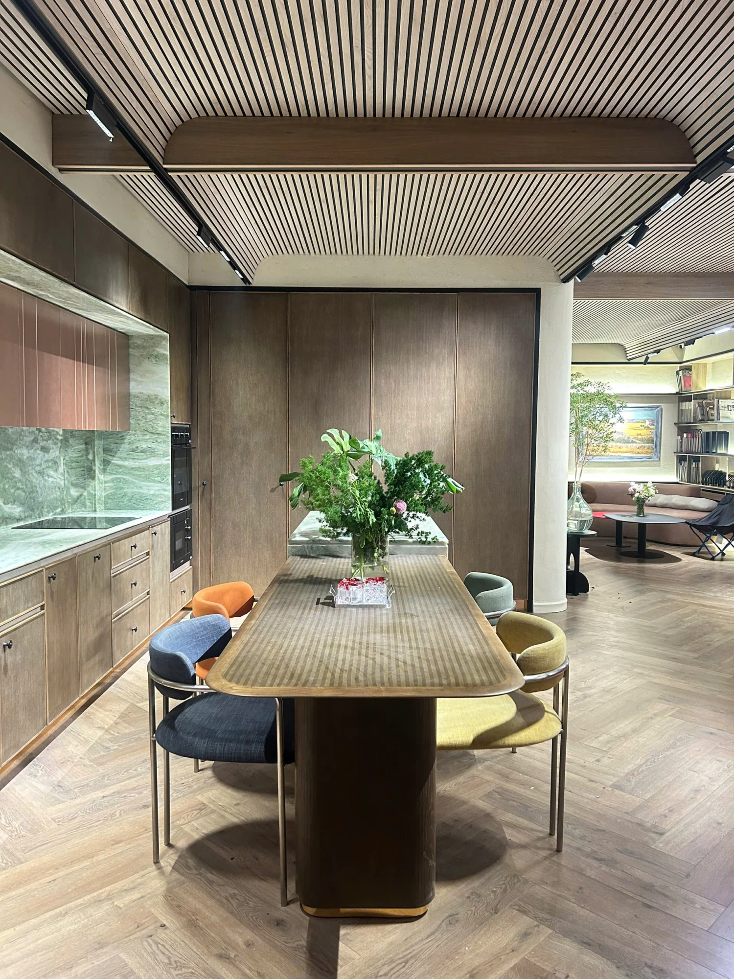SHOW ROOM